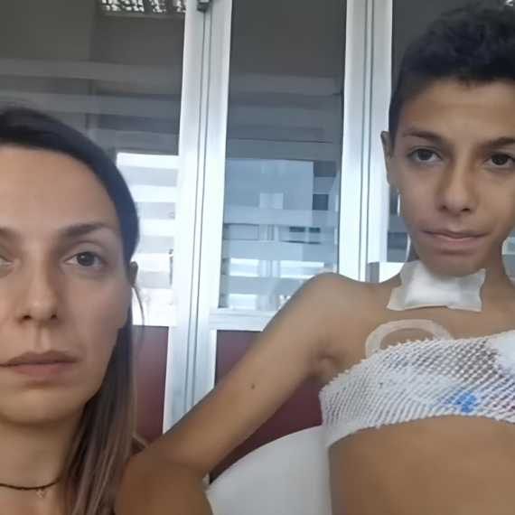 Ima CEREBRALNU PARALIZU, a od "uporne“ temperature došao je i do dijagnoze TUMORA: Pre odlaska u bolnicu igrao je košarku, apsolutno zdravo dete (VIDEO)